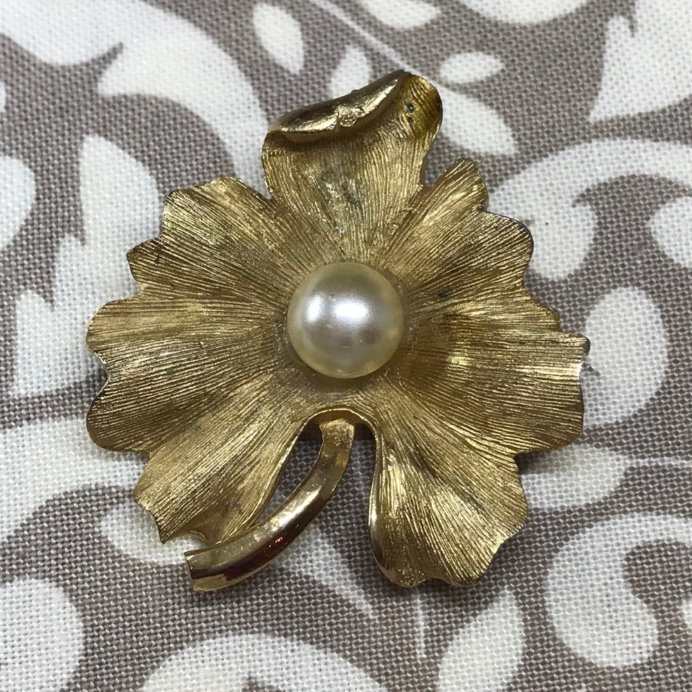 Ginkgo Leaf Pearl Pin